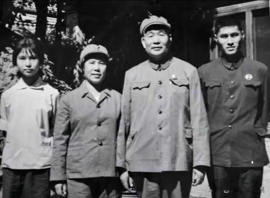 上世纪60年代，萧劲光与夫人伟涛、子女肖南、肖伯膺等家人的合影，是萧劲光家庭生活