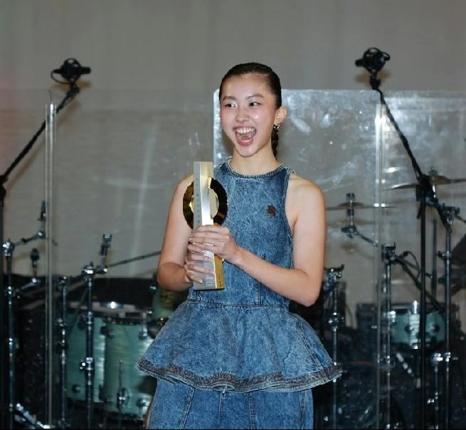 陈奕迅的女儿被记者堵住问恋情，她直接说：“是的，我们在恋爱。”没有低头，没有犹