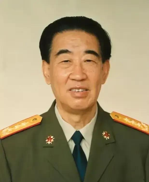 原中办第一副主任兼中央警卫局局长杨德中。杨德中，1923年出生在陕西西安，祖籍