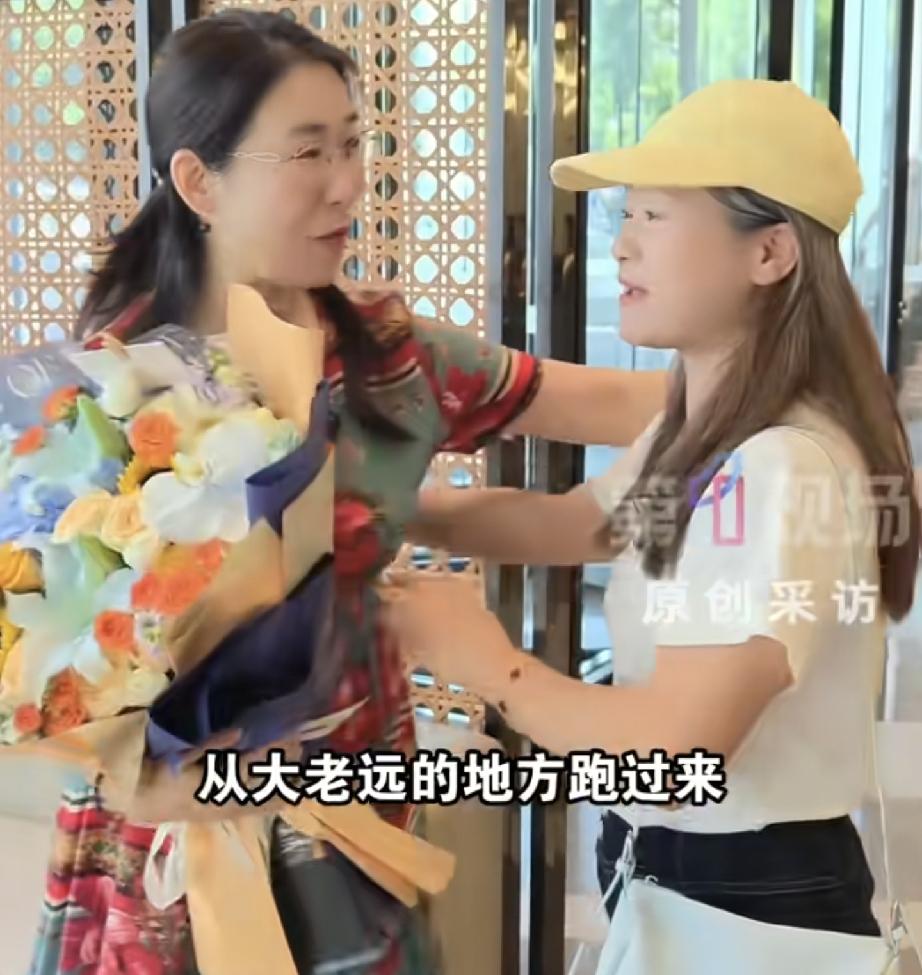 “送花拥抱擦眼泪”场子姐3个举动给足了朱女士温暖和体面2个原因推动场