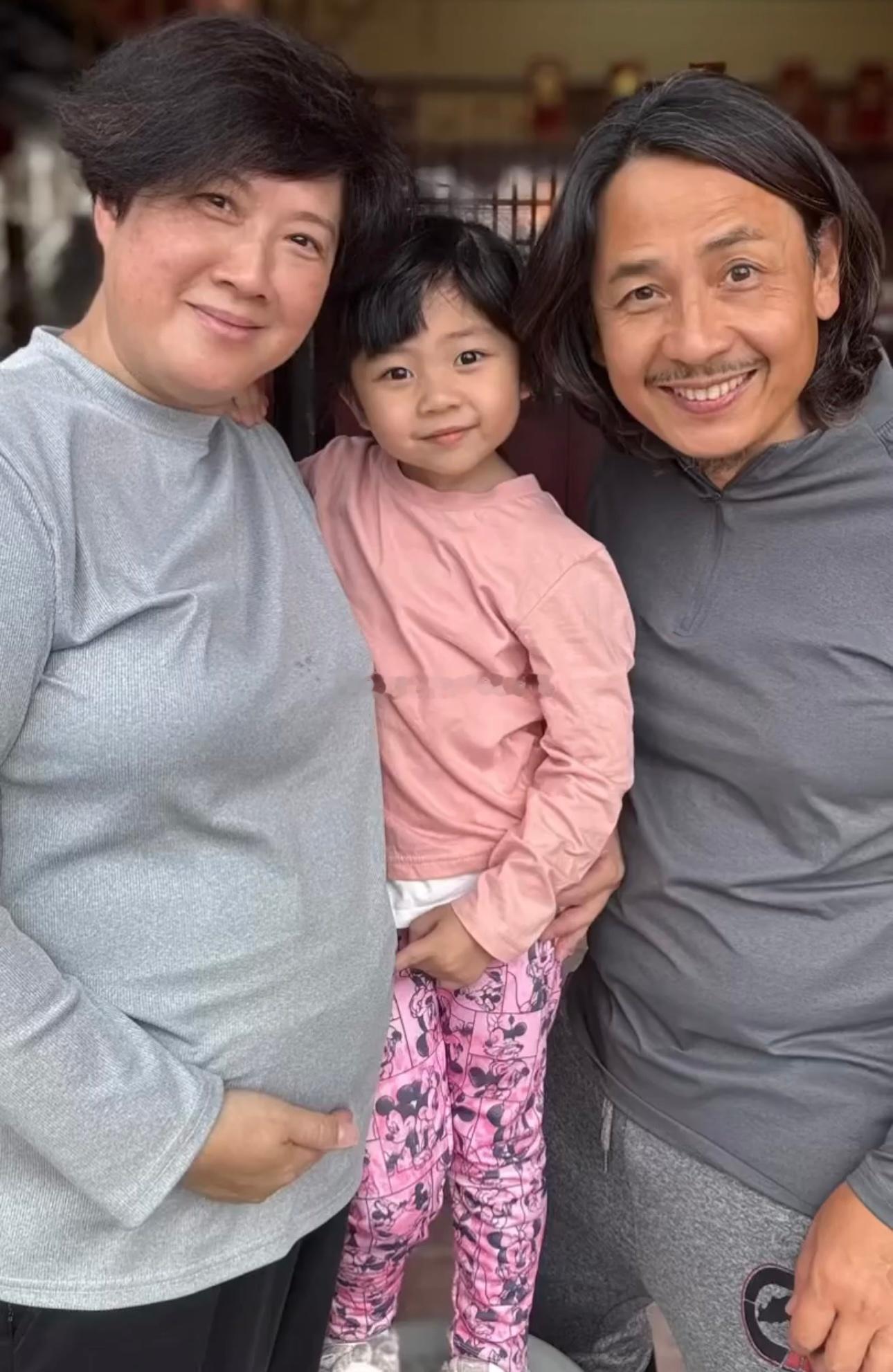 黄泽锋宣布58岁老婆再度怀孕！58岁香港男演员黄泽锋在2019年与当年52岁的太