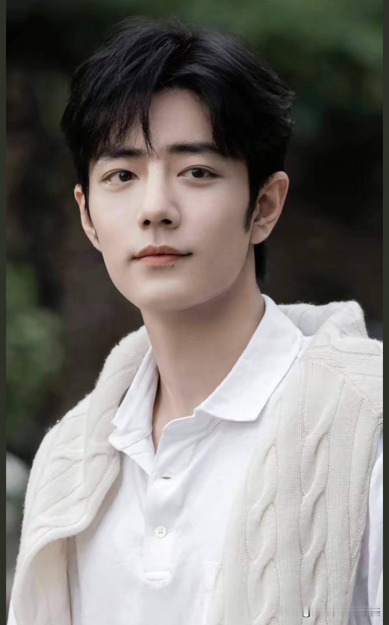 不得不承认有些人真的就是老天爷追着喂饭吃不信你看肖战，要说2025年谁是