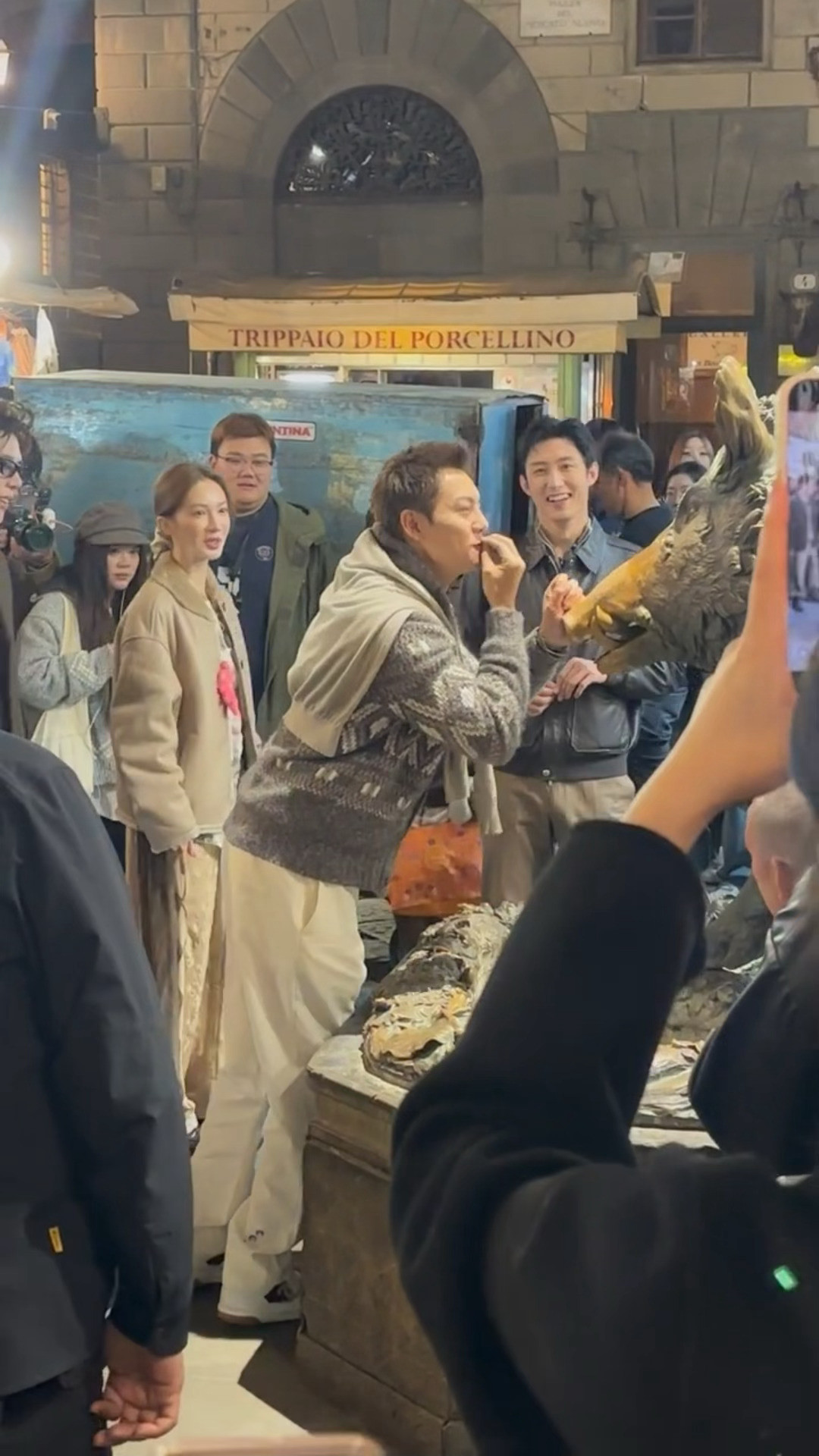 看得出来陈伟霆真的很虔诚了，好命哥变好运哥[doge]陈伟霆摸野猪雕像求好运陈伟