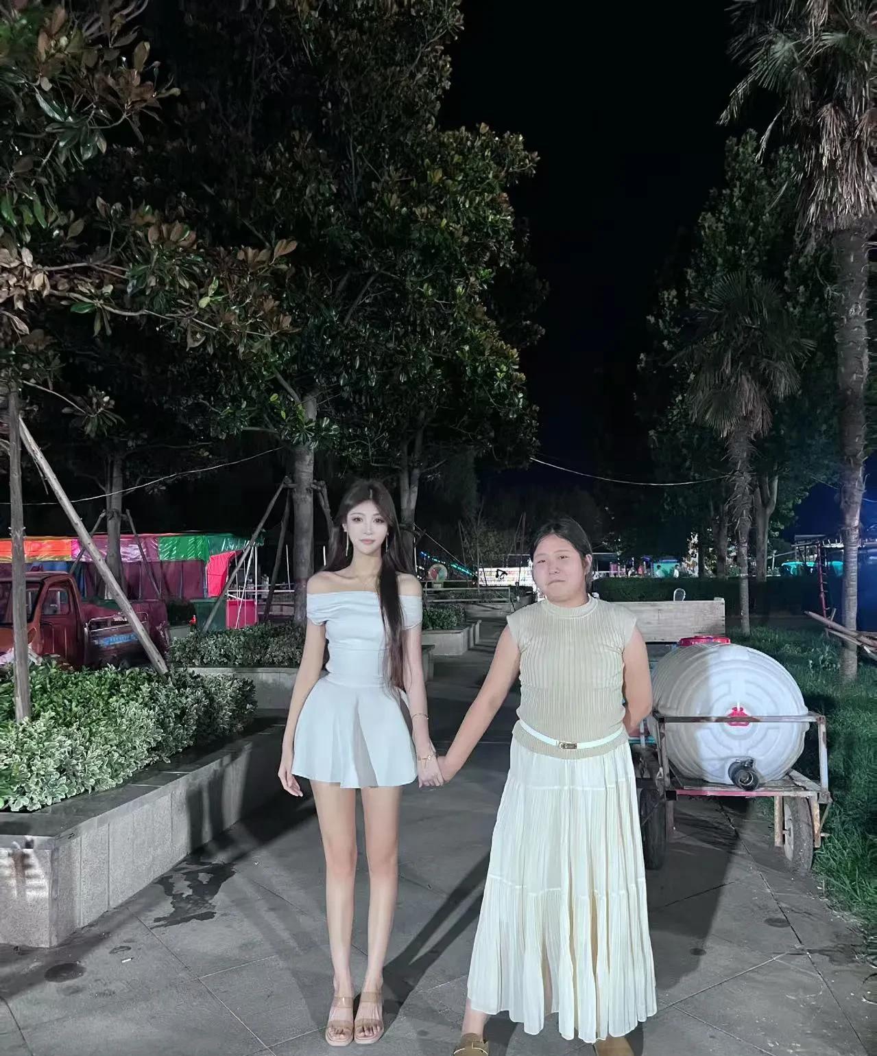 二女儿非要和姐姐比比谁漂亮。她说上次我写的文章，夸她姐姐漂亮，说她长的丑了，今