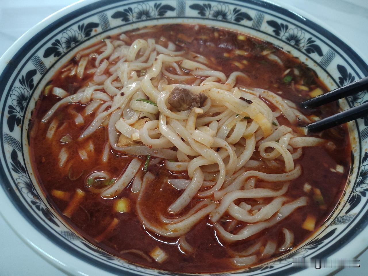 突然，小区门口有了一家手擀面。于是，在下午四点蹙了进去。进去时，只见一胖胖的年轻