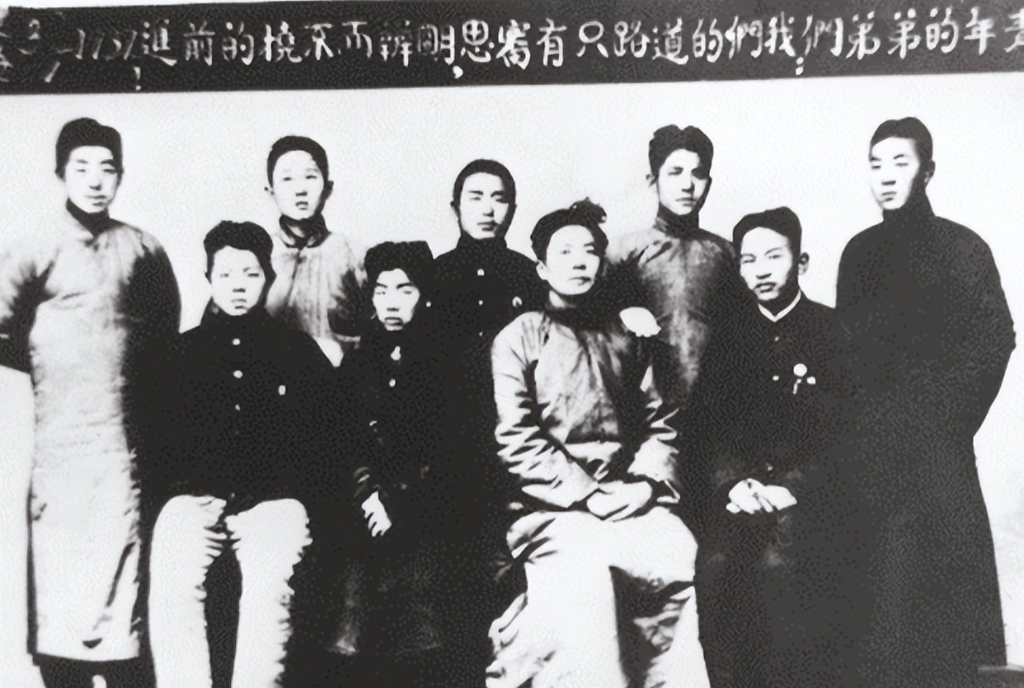 1939年12月，地下党杨一木和李东甫去「德润昌」商号买礼品，刚进去，就发现有个