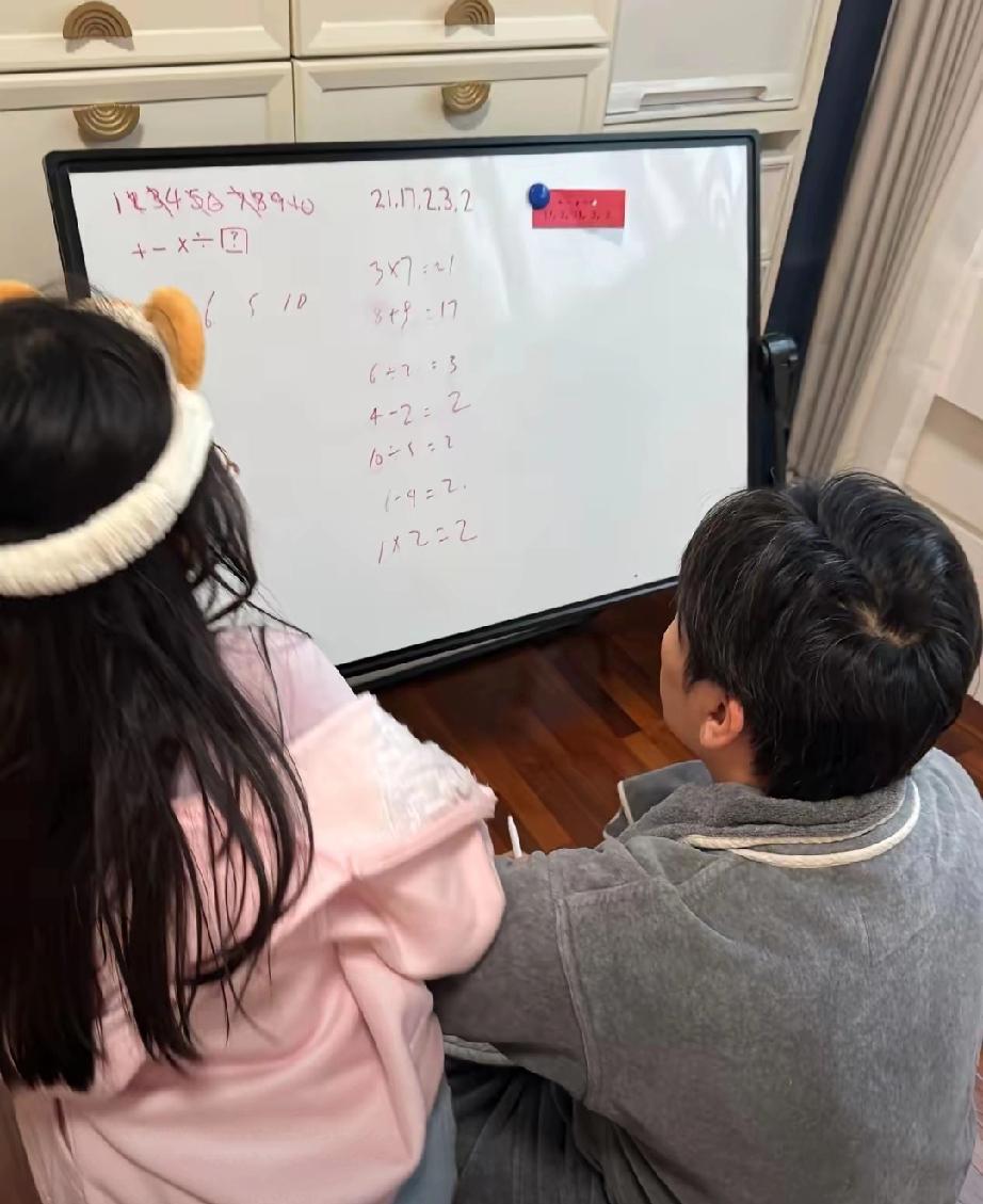 伊能静被三年级数学难住，秦昊陪女儿解题画面太暖心伊能静遇上小学三
