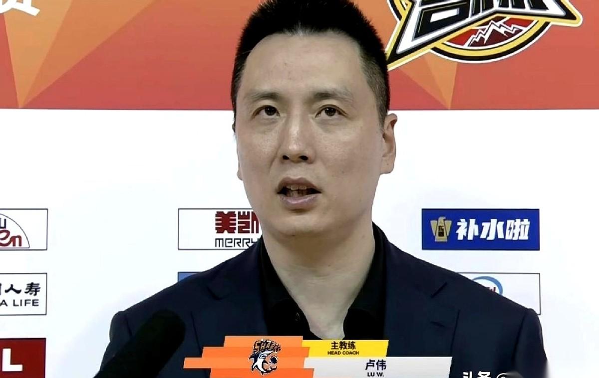 上海队14连胜，话筒全都怼到了主教练卢伟的脸前。记者们的手都捏紧了本子，镜头后