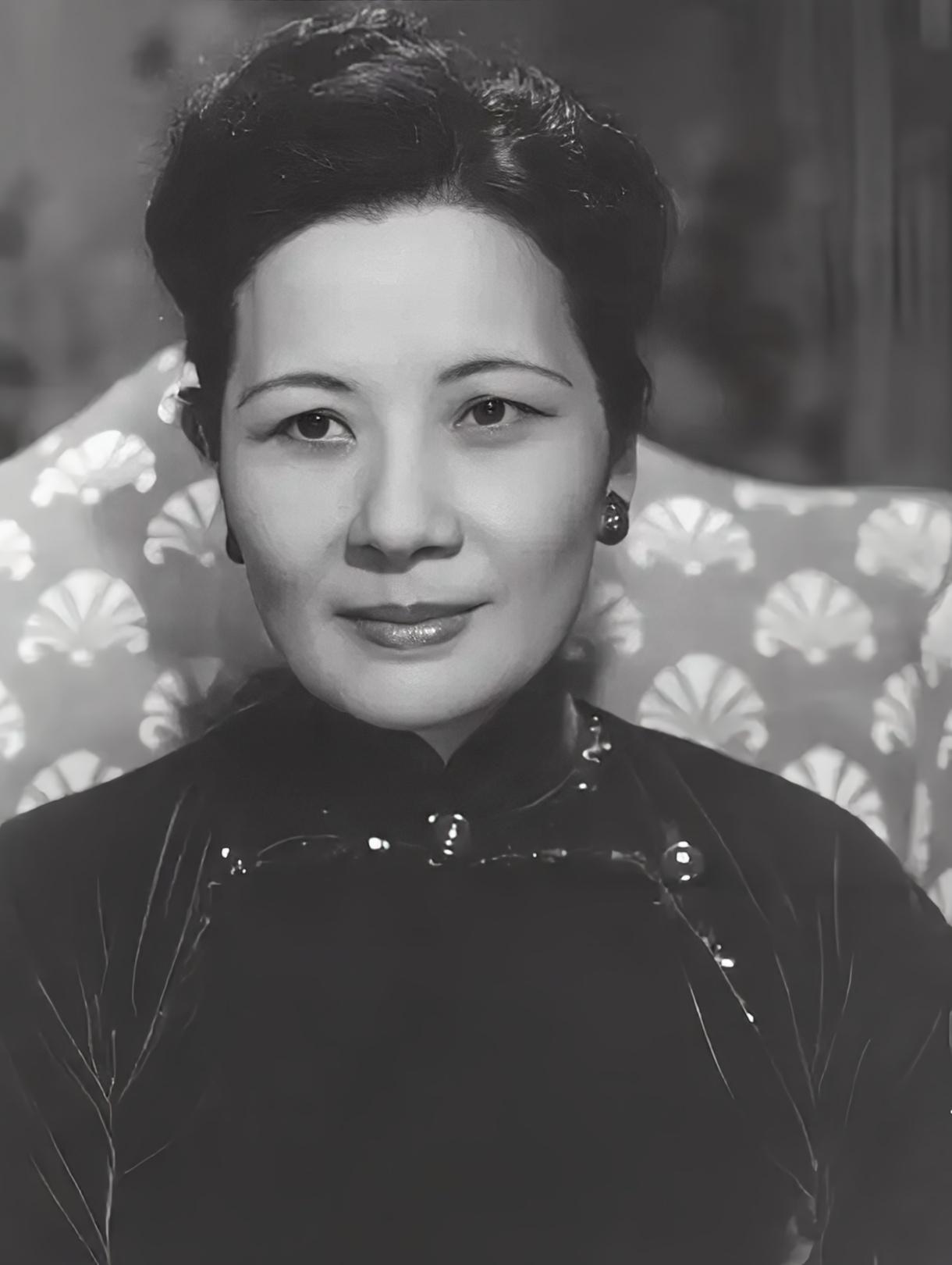 西安事变是一个照妖镜。听说蒋介石被抓了，南京乱成了一锅粥。军政部长何应钦站出来表