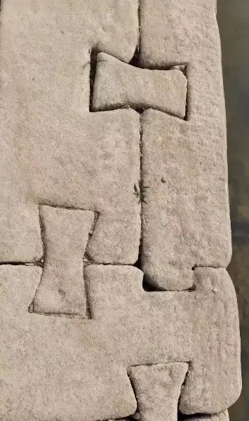 古代欧洲人在建造房子的时候，会把铁水灌入两块石材连接处的一个空腔中，待铁水冷却后