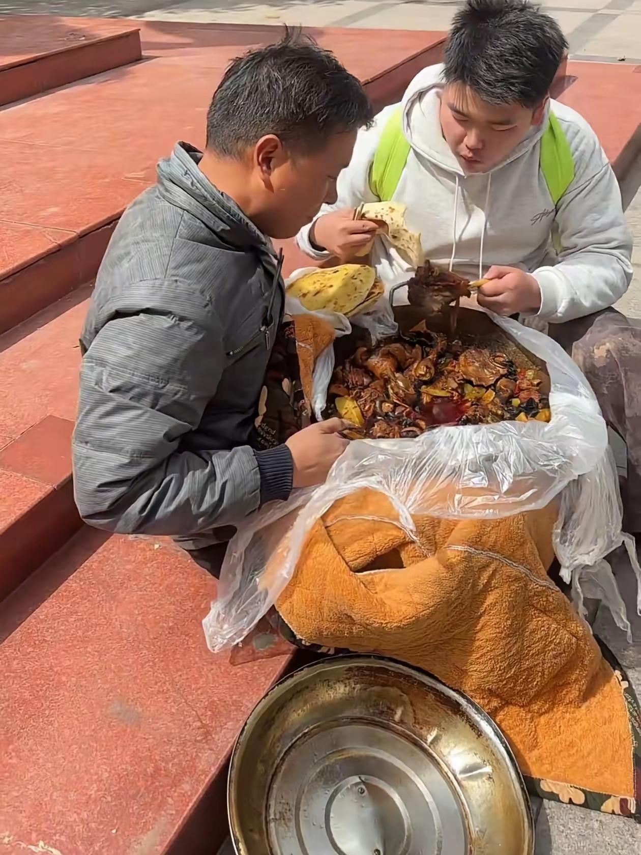  没有山珍海味，四川父亲用一锅炖肉，诠释最平凡的父爱四川一高考生火了，父亲怕
