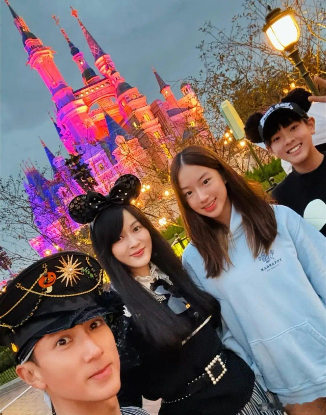 吴尊晒出全家游玩照，照片里他大方秀出结实肌肉，帅气又man；妻子则年轻貌美，气质