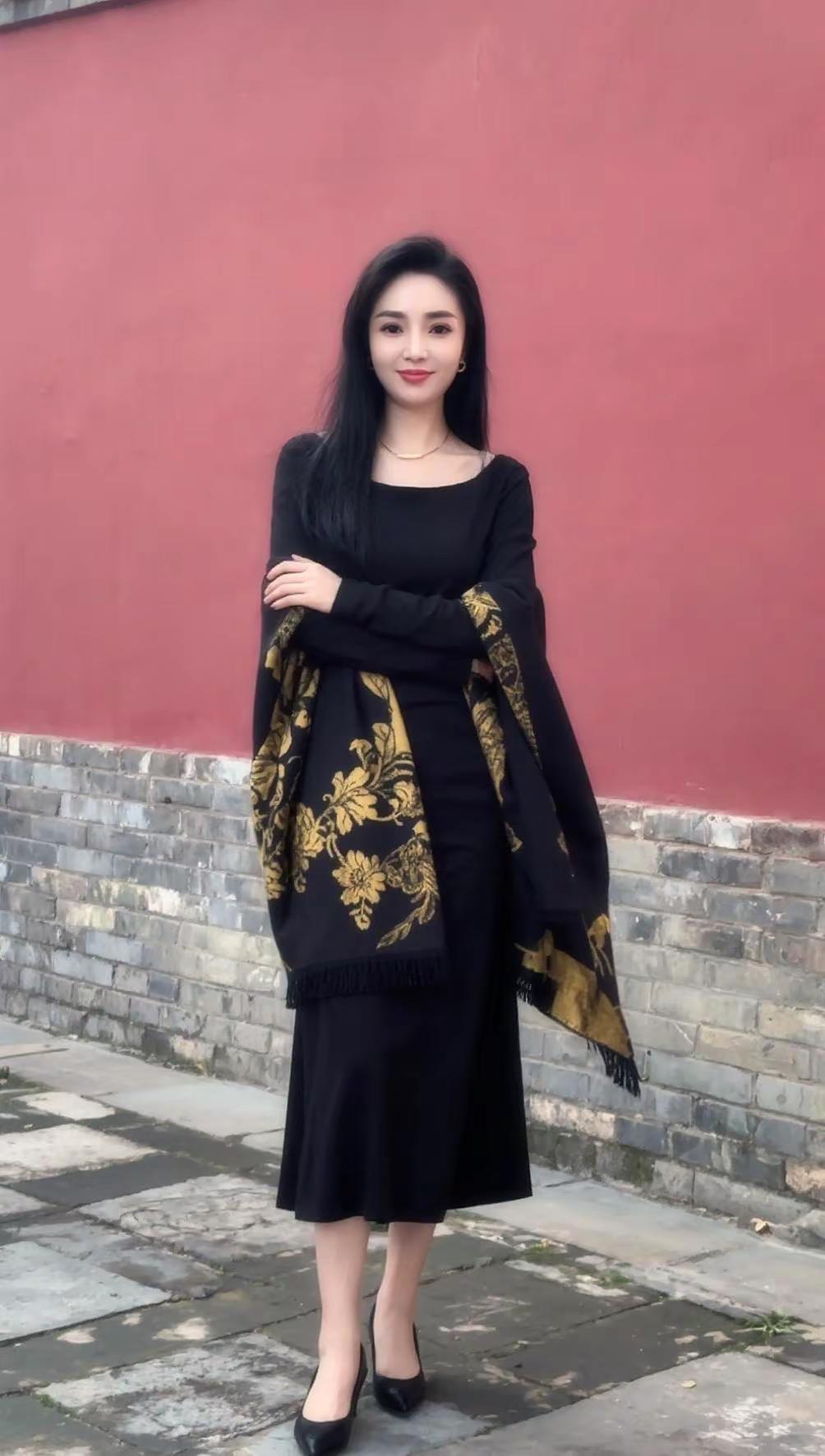 人总是这样，长发时想剪短发，短发时却想留长。小时候总想长大，长大了才发现还是当小