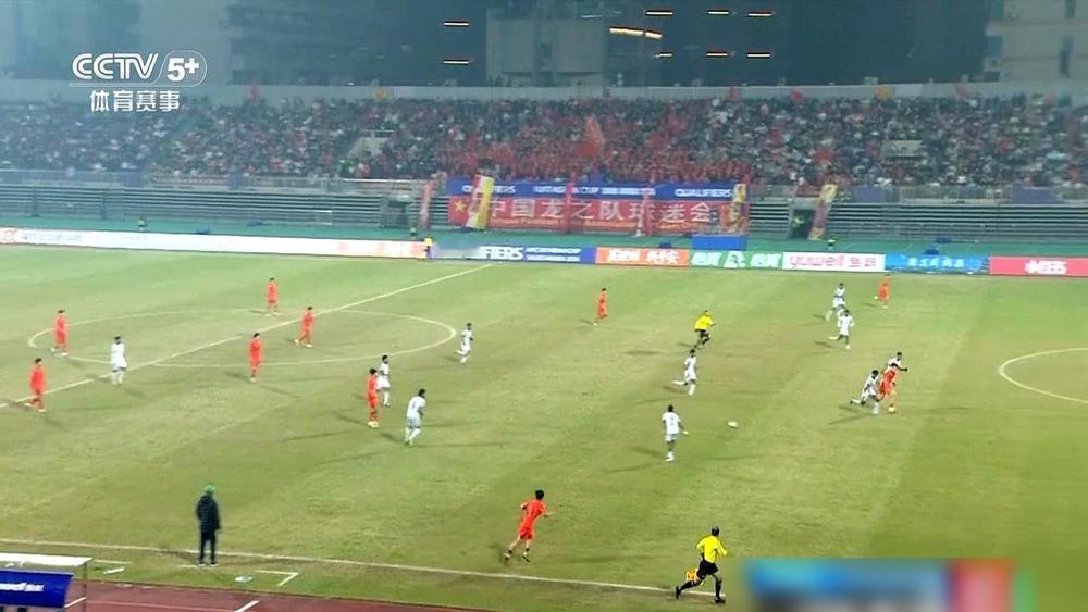 真的，看得人太憋屈了。全场最难受的是什么？邝兆镭那一次次无功而返的冲刺，