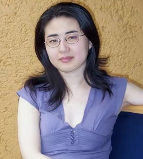 1999年，28岁北大才女田晓菲嫁给自己的美国导师，父母气的咬牙切齿，但田晓菲