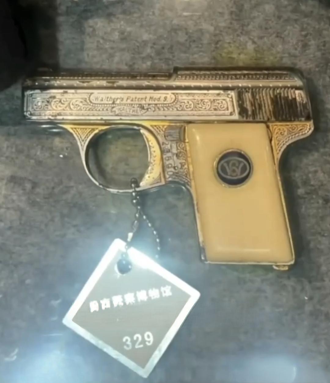 战争年代王光美同志的护身佩枪，这是一只“德国华尔特M8”袖珍式手枪，现收藏在“