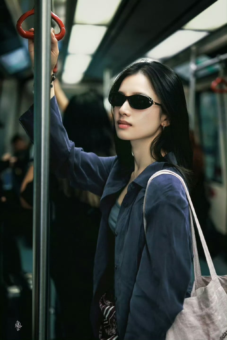 张婧仪站姐要不打包直接送去工作室得了路透图拍的跟电影正片一样