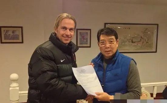 媒体人秦天曝出一则猛料：现任海港守门员教练伊恩·沃克当初之所以离开申花，主要是因