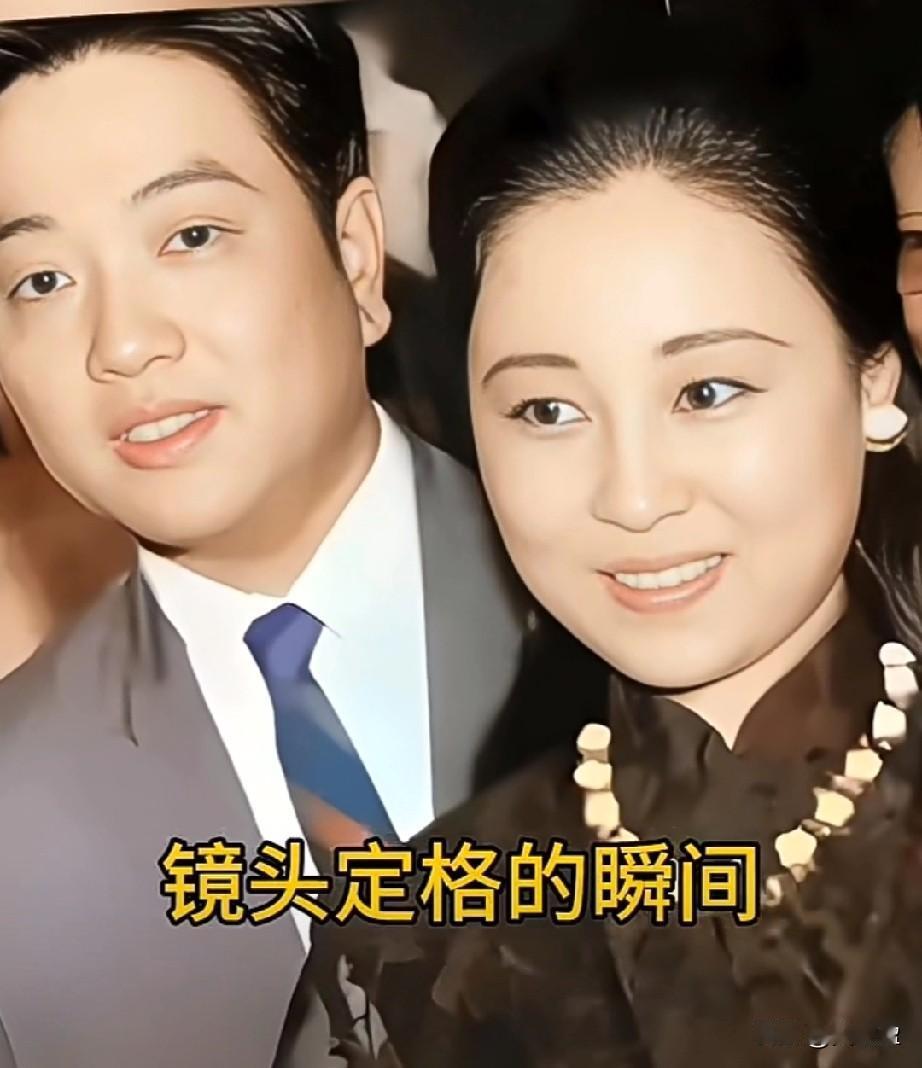 这是1967年平鑫涛与琼瑶的合影。那年，琼瑶29岁，身着雅致旗袍，气质温婉出