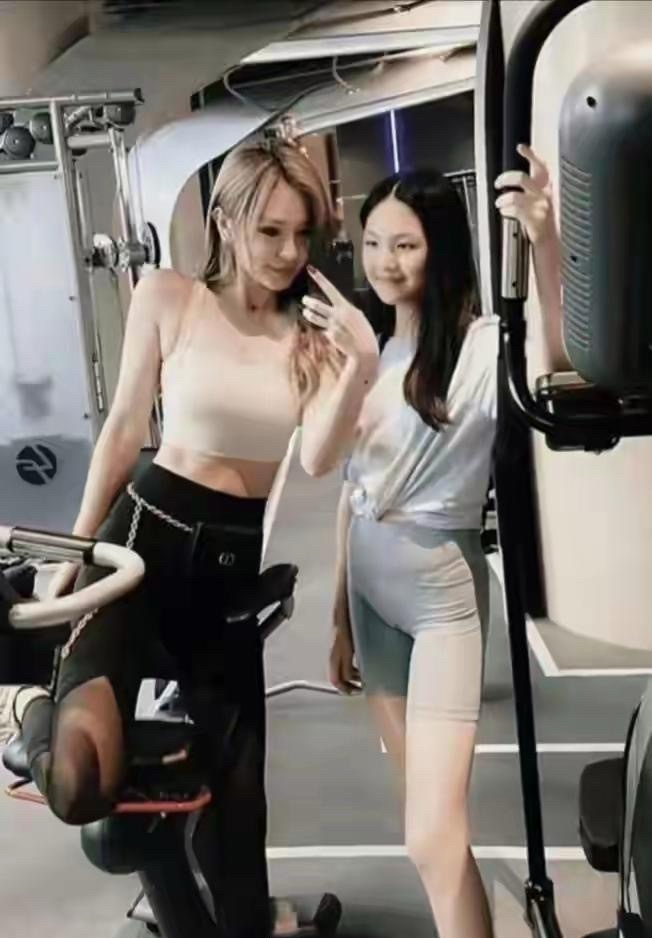 王诗龄分享生活照，和健身教练锻炼，她才16岁啊，这么早就锻炼会不会太早了​​​