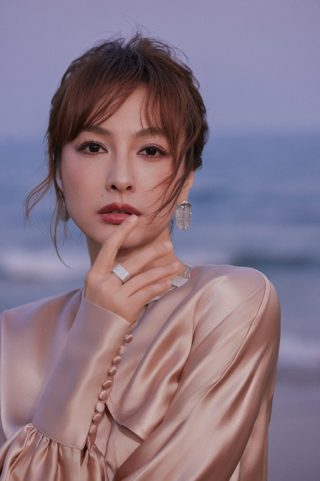 吴昕海边拍照​