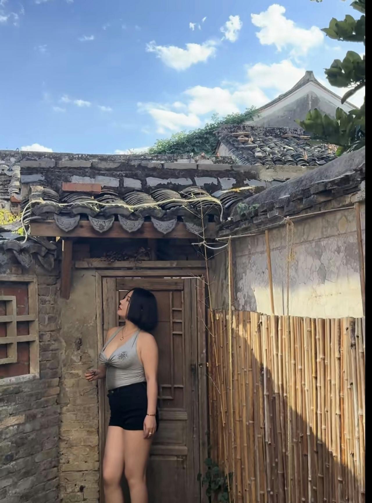 #雅兴！这位美女姐姐真会选地方拍照：古朴的民宅，时尚的美女！这就是一幅雅致与
