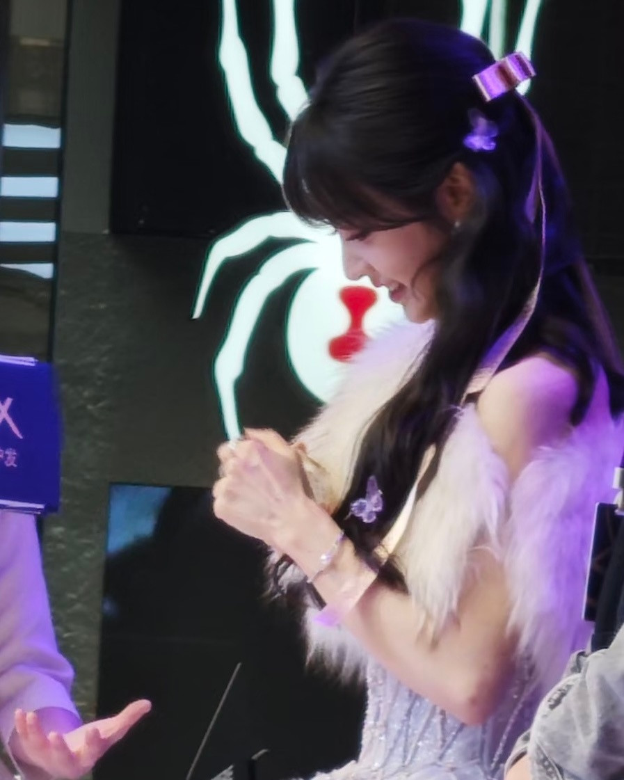 路人镜头下的田曦薇超级漂亮的小公主©️🍠