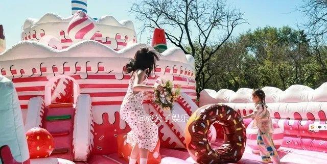 王传君妻子齐溪别墅内庆生，院子里搭充气城堡陪女儿玩，LV爱马仕各种礼品堆满餐桌。