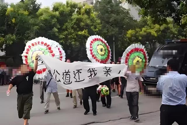 湖南永州，李某的妻子上班时发病，次日凌晨在家中离世，村民唐某给李某支了个招，让李