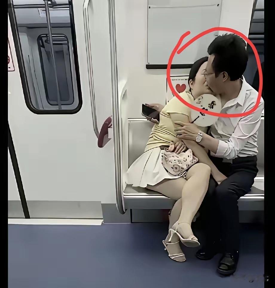 地铁上搂搂抱抱我忍了，嘴对嘴亲得叭叭响，最近上海地铁上的事，先是一个姑娘搂着大爷