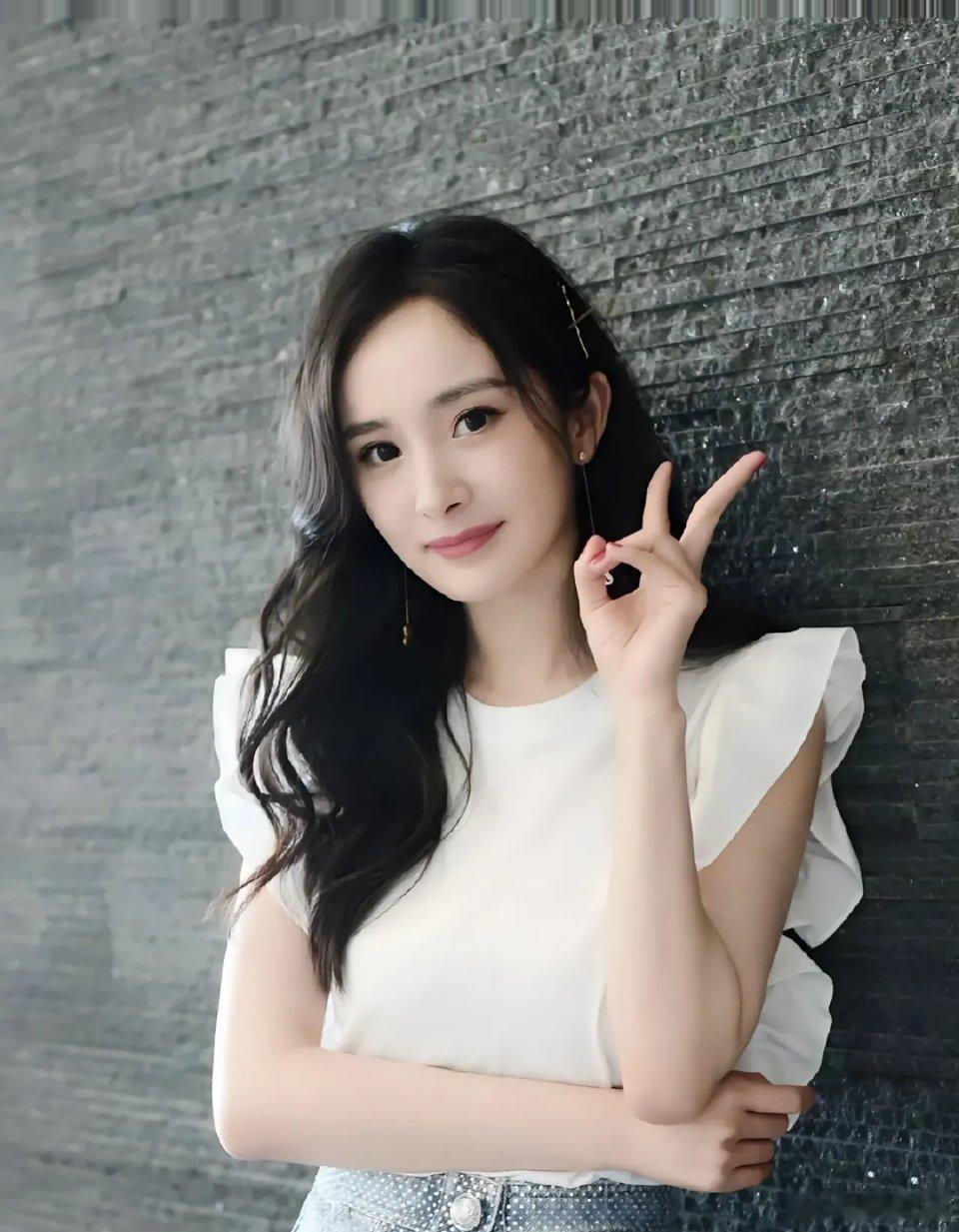 杨幂牛仔包臀裙惊艳，俏皮活力尽显青春魅力​​​