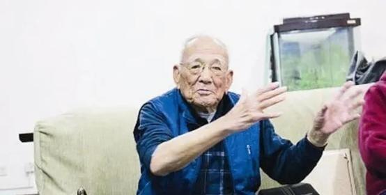 1943年，村民王老倔突然发现一个大汉奸在路边小解，连忙举起粪叉子，一下把他打倒