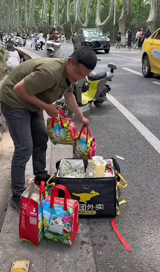 请给那些想靠劳动活下去的人留一条活路吧！他辛辛苦苦卖了一下午蜜雪冰城，只赚了