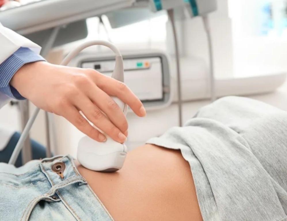 河北，一女子做妇科体检，可医生刚检查完隐私部位，并未让她穿裤子，而是让实习生再重