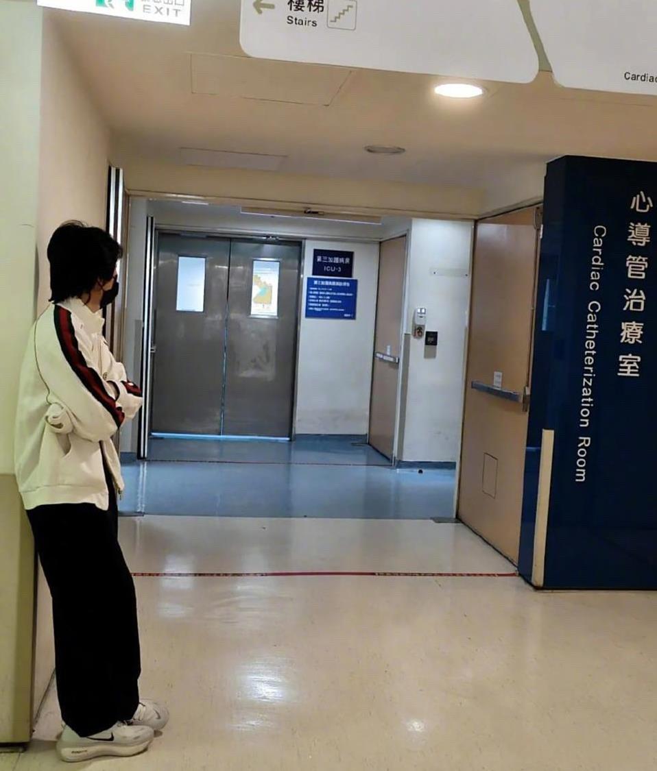 萧敬腾岳父生重病紧急送医，他和老婆林有慧在手术室门口等候，夫妻俩手牵着手，互相安