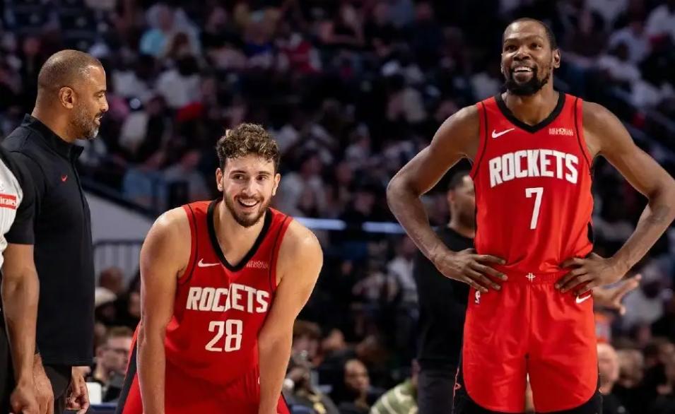 都说艾顿软，看了申京之后，湖人球迷该向艾顿道歉了！看看申京打得什么样，完全就是