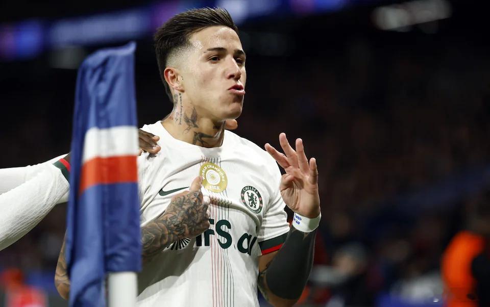 巴黎圣日耳曼5比2切尔西恩佐扳平比分的时候，庆祝动作傲慢不已，他手指着球衣胸前