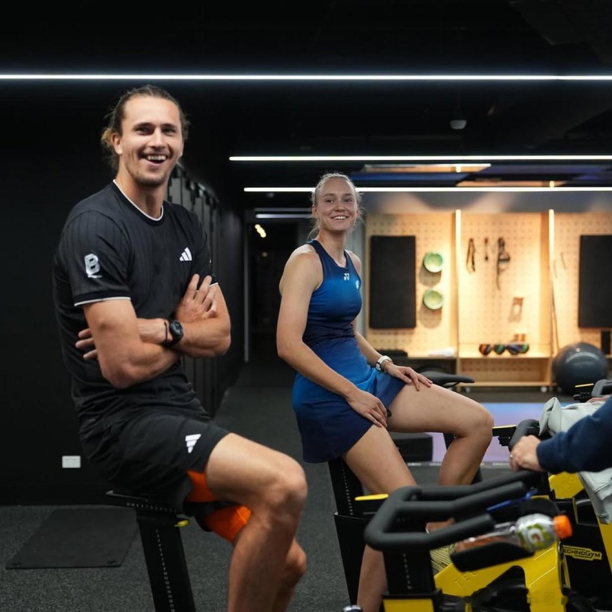 这是莱巴金娜在澳网期间身穿蓝色连衣裙的一张照片，可能是在与格拉乔娃🇫🇷的比赛