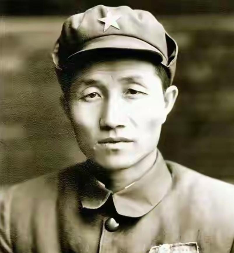 1934年12月4日，河南栾川叫河镇。一个23岁的货郎挑着糕点担子正要去赶集，半