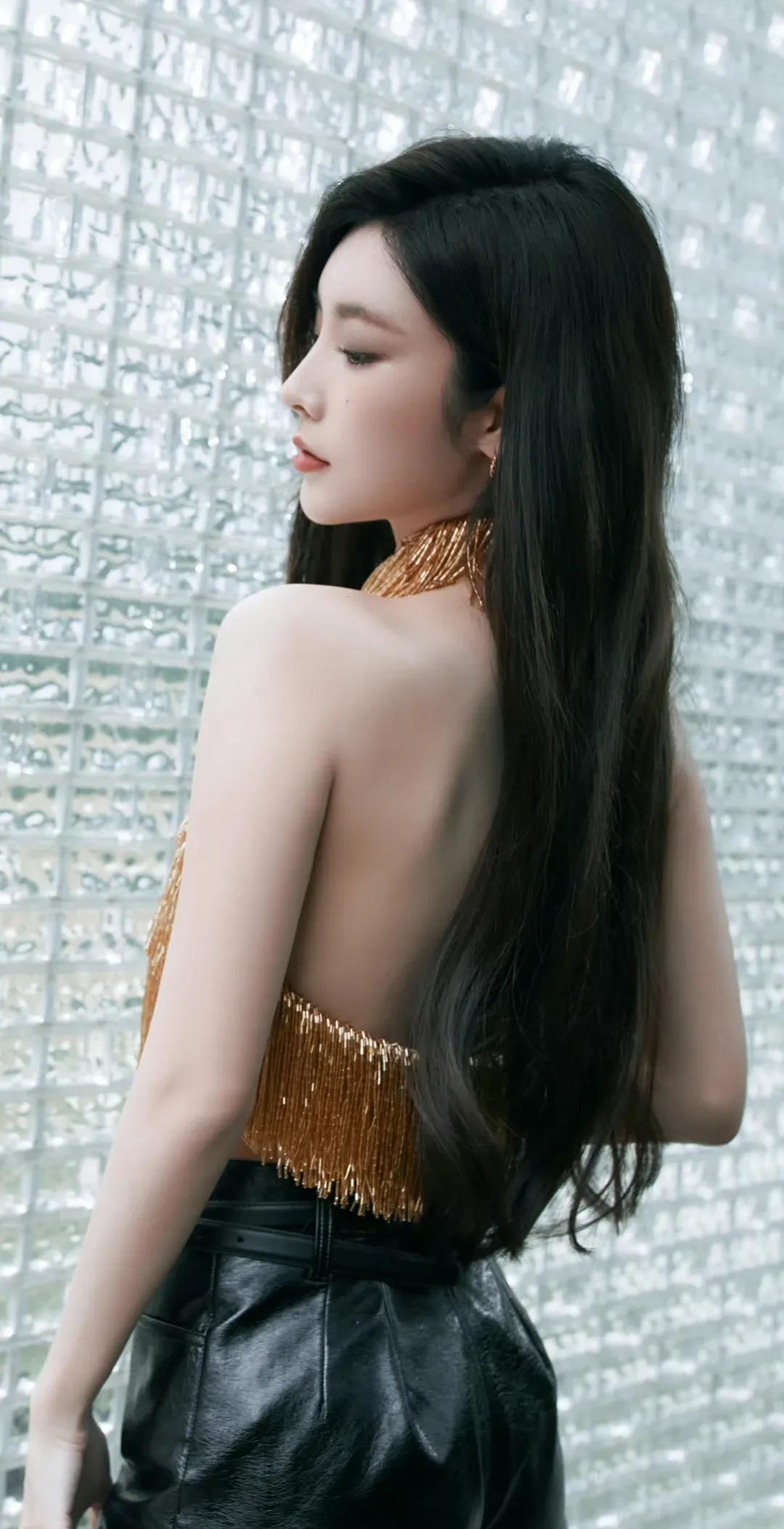 戴燕妮披肩发造型太惊艳，肤白貌美让人移不开眼