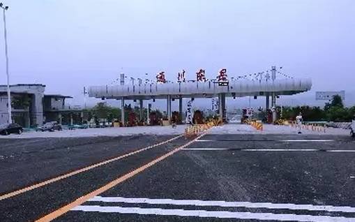 介绍,该收费站所有人员配备已经到位,东岳收费站进出站口设有etc通道