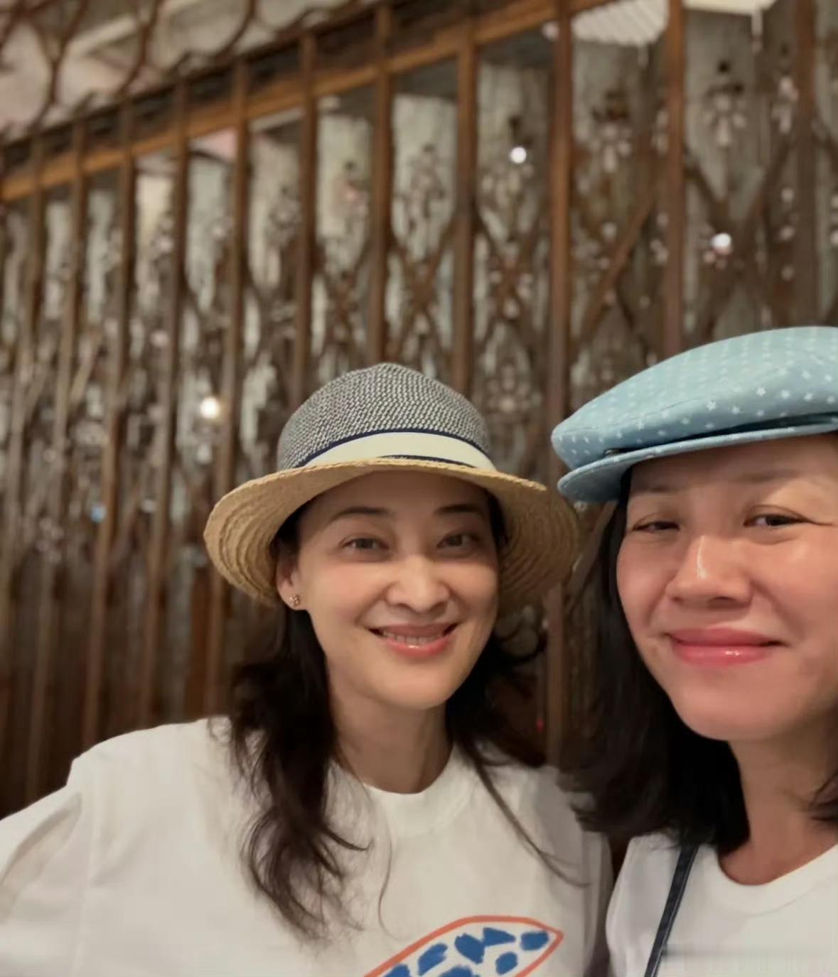 梅婷&刘琳老友相聚过六一，二十载神仙友情惹人羡慕！梅婷与刘琳结伴欢度六一，