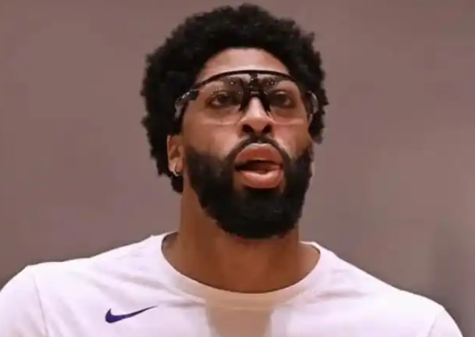 浓眉是打季后赛的、弗拉格是打常规赛的看了好几年浓眉的球、常规赛就是弱点暴露、砍