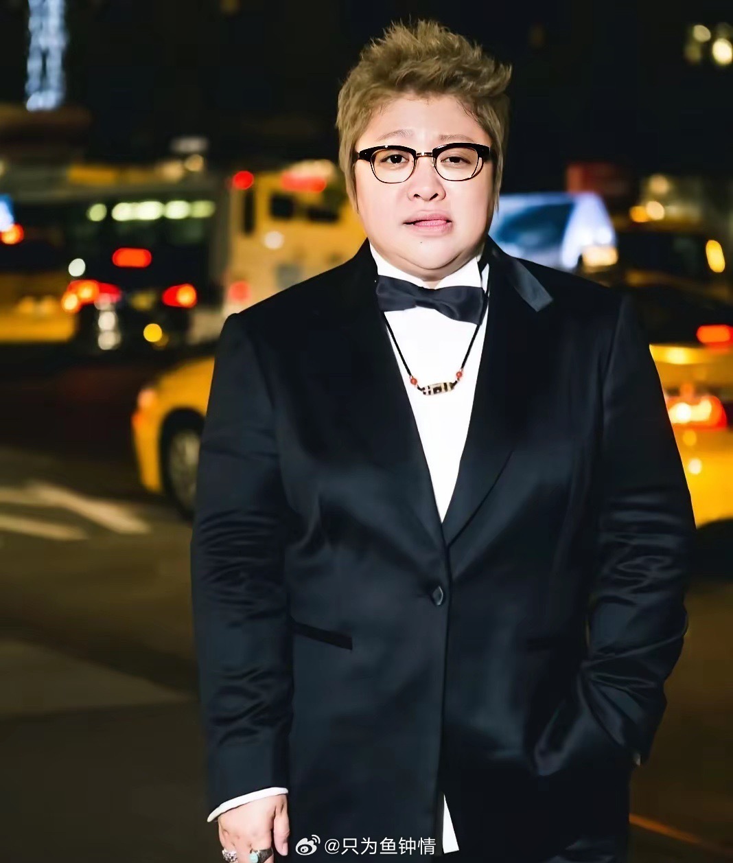 主持人问韩红:“如果你有孩子，你会强迫孩子学习吗？”韩红摇摇头:“不会。”主持人