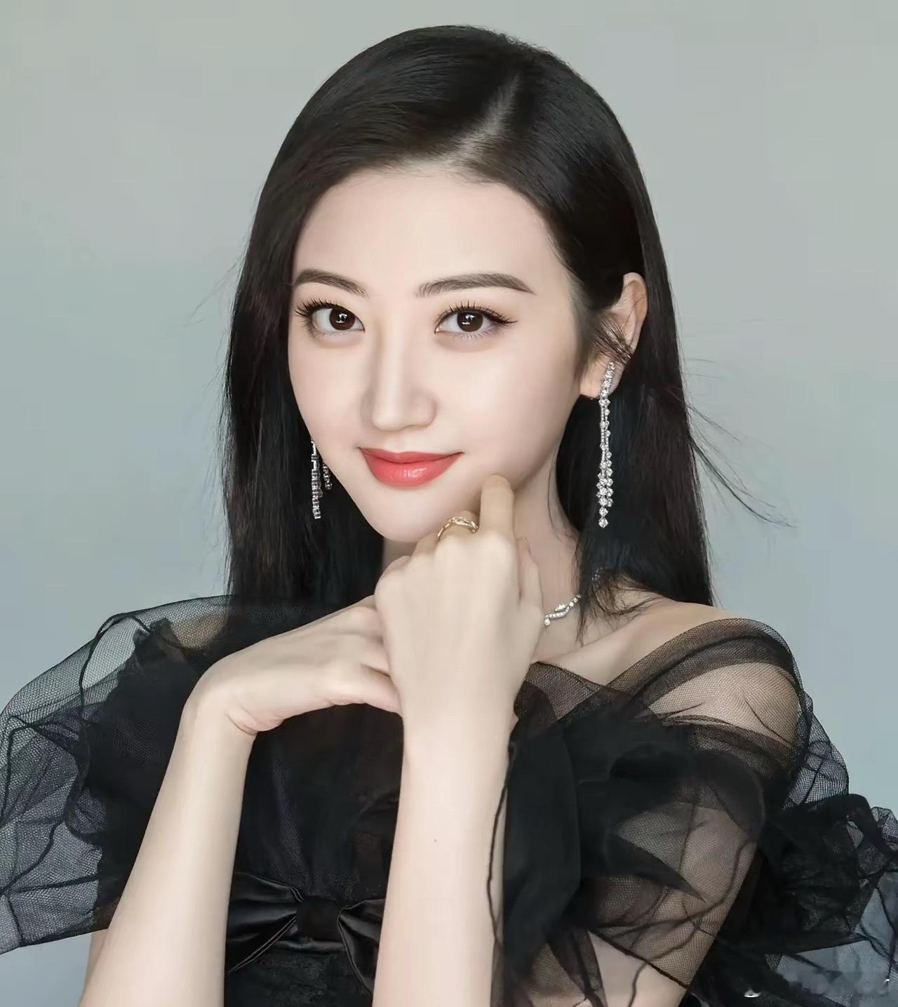 主持人问景甜:“景甜是你的艺名吗？”景甜摇头:“不是，景甜是我的真名。”主持人问
