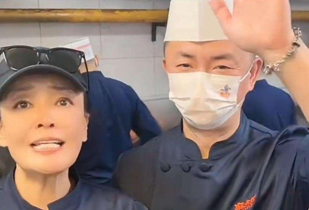 西贝“塌房”，隔壁麻六记“赢麻了”，张兰深夜带人突袭后厨，一个动作，高下立判商
