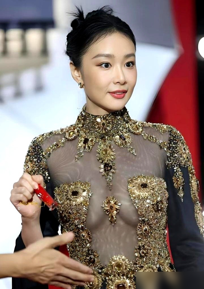 39岁高叶红毯那一眼，直接焊死我屏幕。她没走艳压老路，大嫂巡街式的冷脸气场，比那些刻意讨好的美，爽太