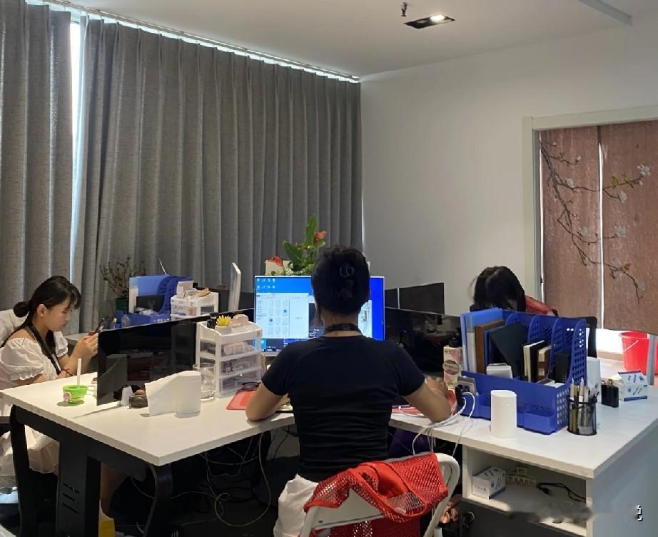 公司新来了一个副总，主管运营招商，第一次主持会议时，就给所有人打预防针：每个人做