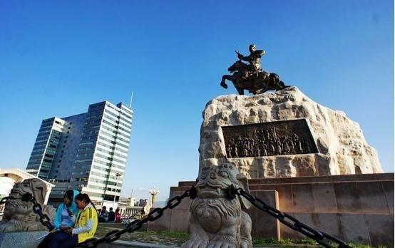 十年前，蒙古的“血统正统”曾让他们自信满满，认为自己可以独立走出一条与中国不同的