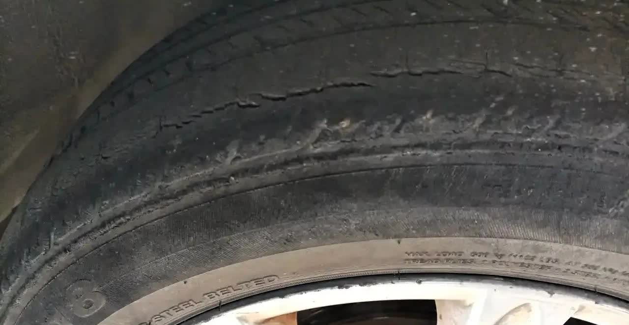 去维修店给轮胎充个气，老板张嘴就要我换胎，说再不换要出大事！我当场就懵了，这车才